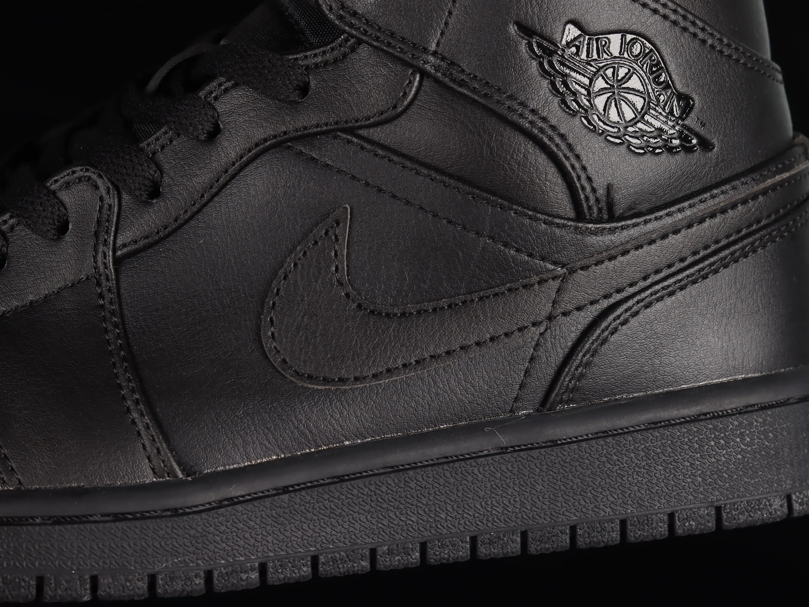 All categories Air Jordan Jordan series basketball shoes Air Jordan 1 Mid Air Jordan 1 Mid AJ1 Joe 1 all black Zhongbang basketball shoes 554724-093